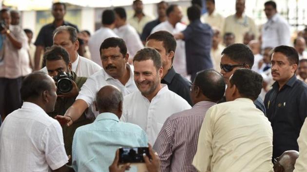 Congress president Rahul Gandhi interacting with HAL workers at Minsk square in Bengaluru on Saturday.(Arijit Sen/HT Photo)