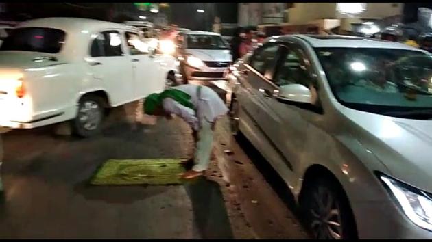 A cleric in Lucknow triggered a traffic jam outside the chief minister’s secretariat Friday evening after began offering namaz on the road. (HT PHOTO) A cleric in Lucknow triggered a traffic jam outside the chief minister’s secretariat Friday evening after began offering namaz on the road. (HT PHOTO)