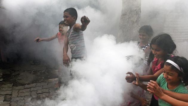 Children react during PMC worker fumigates in a slum area at Karve Nagar in Pune(Pratham Gokhale/HT Photo) Children react during PMC worker fumigates in a slum area at Karve Nagar in Pune(Pratham Gokhale/HT Photo)