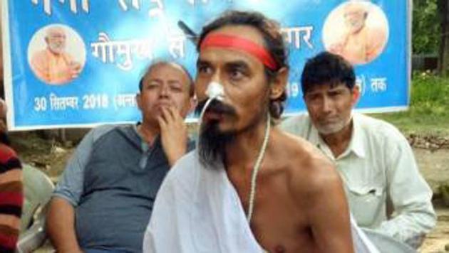 Sant Gopal Das ,who is on 110 days agitation for conservation of the Ganga was shifted to AIIMS-Rishikesh.(HT Photo) Sant Gopal Das ,who is on 110 days agitation for conservation of the Ganga was shifted to AIIMS-Rishikesh.(HT Photo)