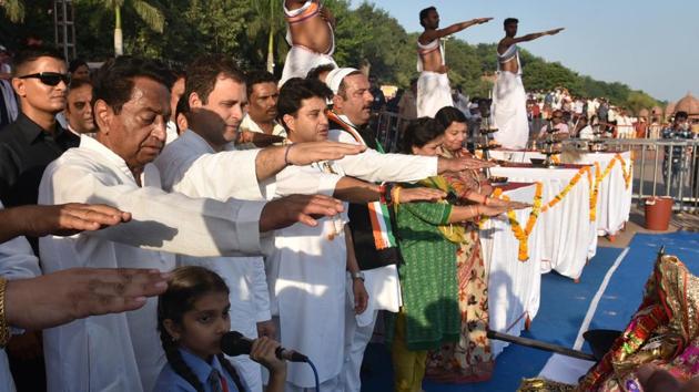 Congress president Rahul Gandhi along with party leaders Jyotiraditya Scindia and Kamal Nath take an oath for cleaning Narmada during Maha Aarti at Gawari Ghat in Jabalpur in Madhya Pradesh. (Mujeeb Faruqui / Hindustan Times) Congress president Rahul Gandhi along with party leaders Jyotiraditya Scindia and Kamal Nath take an oath for cleaning Narmada during Maha Aarti at Gawari Ghat in Jabalpur in Madhya Pradesh. (Mujeeb Faruqui / Hindustan Times)