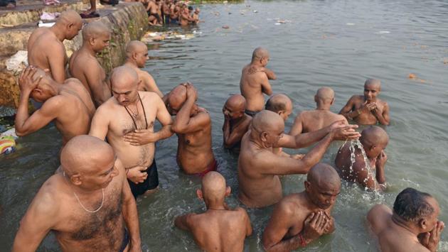 Hindu devotees perform ‘Pind-daan’ ritual to honour the souls of their departed ancestors on Sarvpitri Amavasya at Powai Lake, Mumbai, Maharashtra. (Satyabrata Tripathy / HT Photo)