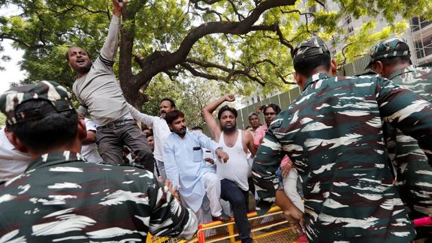 Sanitation workers scuffle with police during a protest demanding secure jobs and release of their salaries without delays, in New Delhi. (Adnan Abidi / REUTERS)