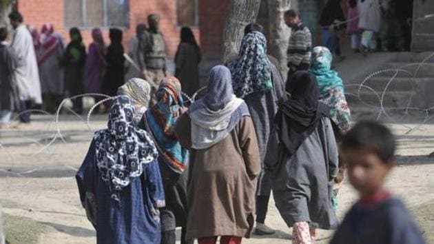 Women at a polling station to cast their vote in Inderkoot, Sumbal area of Bandipora district, north of Srinagar, Jammu and Kashmir, India, on October 10, 2018. (Waseem Andrabi/HT Photo)