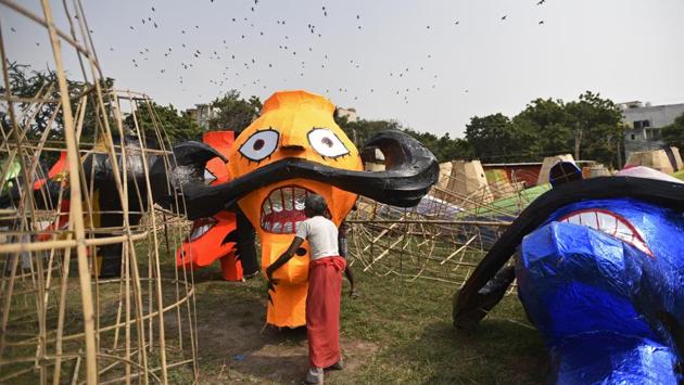 Artisans prepare effigies of Ravana, Meghnad and Kumbhakaran for Vijaya Dashmi or Dussehra festival at Chatriwala Park in Subhash Nagar, New Delhi. (Biplov Bhuyan / HT Photo)