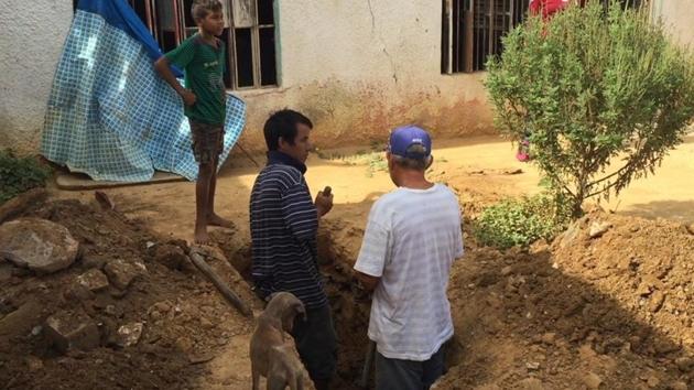 Friends and relatives of late Venezuelan mason Ender Bracho, 39, dig a grave at the backyard of his home to bury him, in Maracaibo, Venezuela on September 26, 2018. (AFP) Friends and relatives of late Venezuelan mason Ender Bracho, 39, dig a grave at the backyard of his home to bury him, in Maracaibo, Venezuela on September 26, 2018. (AFP)