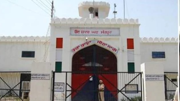 The jail superintendent demanded ₹1 lakh bribe for not booking us in false cases. When we expressed out inability, he confined us into a small cell of 8ft by 8ft. We are living in miserable conditions,” inmates allege in the video. (HT Photo) The jail superintendent demanded ₹1 lakh bribe for not booking us in false cases. When we expressed out inability, he confined us into a small cell of 8ft by 8ft. We are living in miserable conditions,” inmates allege in the video. (HT Photo)
