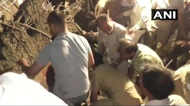 Rescue personnel remove the debris of an under-construction building whose roof collapsed in Shahjahanpur district of Uttar Pradesh on Sunday.(ANI/Twitter) Rescue personnel remove the debris of an under-construction building whose roof collapsed in Shahjahanpur district of Uttar Pradesh on Sunday.(ANI/Twitter)