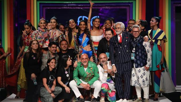 President of FDCI Suniel Sethi along with the designers. 