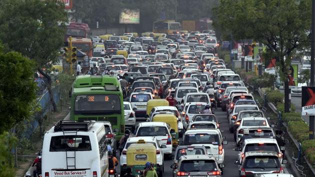 Traffic jam at DND flyway towards Ashram, Ring Road and Barapulla in New Delhi.(HT File Photo)