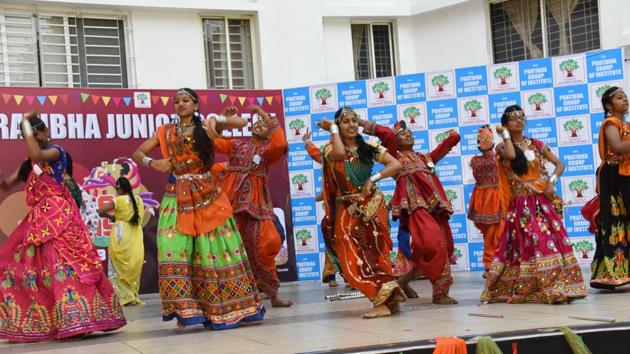 Students of Prathibha junior college perform Dandiya Raas (traditional folk dance form of Gujarat & Rajasthan) in a dandiya competition at chinchwad on Saturday. (HT PHOTO)