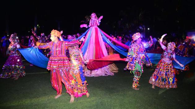 People participate in dandiya and garba dance during the Navaratri celebrations organised at Raga Lawns, Koregaon Park in Pune on Saturday. (SHANKAR NARAYAN/HT PHOTO)