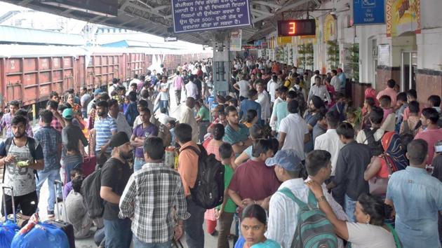 Between 2001 and 2011, the population reporting its mother tongue as Hindi in the major migrant destination states of Tamil Nadu, Kerala, Karnataka, Maharashtra and Gujarat, increased by 45%. (HT File Photo) Between 2001 and 2011, the population reporting its mother tongue as Hindi in the major migrant destination states of Tamil Nadu, Kerala, Karnataka, Maharashtra and Gujarat, increased by 45%. (HT File Photo)