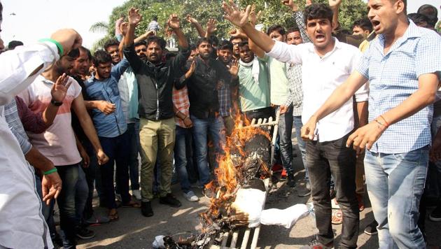Students burning effigy of vice-chancellor Bijender Punia on the campus on Saturday.(Manoj Dhaka/HT) Students burning effigy of vice-chancellor Bijender Punia on the campus on Saturday.(Manoj Dhaka/HT)
