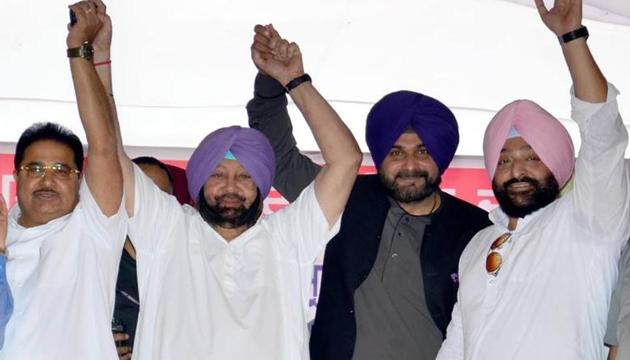 Punjab school education minister OP Soni, chief minister Captain Amarinder Singh, local bodies minister Navjot Singh Sidhu, MLA Inderbeer Singh Bolaria at Company Bagh garden in Amritsar on October 15..(Sameer Sehgal/HT)