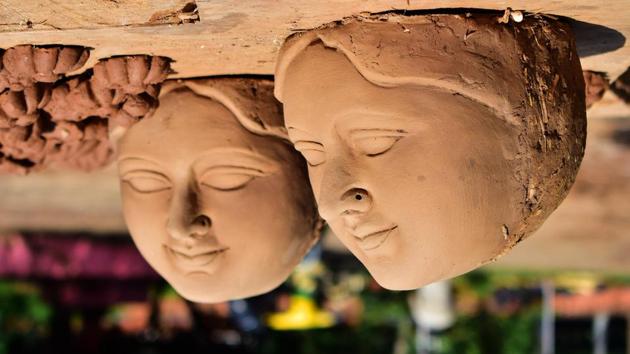 The collective weight of all the idols of the Durga family is 0.5 to 1 quintal and the height ranges from 11 to 13 feet. (ANIL dayal)