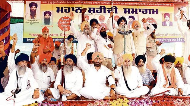 SAD (A) president Simranjit Singh Mann and other Sikh radical leaders at an event to mark the third anniversary of Behbal Kalan firing, at Bargari in Faridkot on Sunday. AAP rebel Sukhpal Singh is also seen in the picture.(HT Photo)