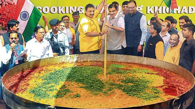 Chef Vishnu Manohar with Union minister Nitin Gadkari cooks 3,000 kg khichdi to create a world record, in Nagpur, Maharashtra, on October 14.(PTI Photo)