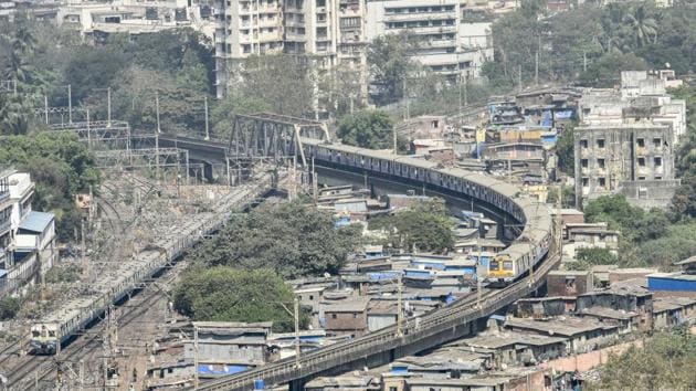 A local train moves on an elevated track over a slum area at Wadala, Mumbai, February 1, 2018(Kunal Patil/HT Photo)