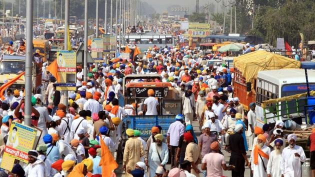 Heavy rush on the Kotkapura-Bathinda road on the third anniversary of the deaths of two Sikh youths in Behbal Kalan firing, on Sunday. People converged in large numbers even as police had sealed the entry points to Kotkapura.(HT Photo)