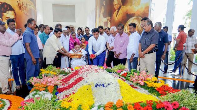 Mohammed Muthu Meera Lebbai Maraikayar along with district collector and others pay homage to his brother the former president APJ Abdul Kalam on his 87th birth anniversary at Pei Karumbu, in Rameswaram. “An exceptional teacher, a wonderful motivator, an outstanding scientist and a great President, Dr Kalam lives in the hearts and minds of every Indian. Remembering him on his jayanti,” PM Modi tweeted. (PTI)