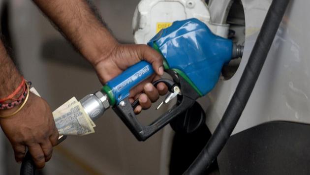 A fuel pump at Dadar in Mumbai.(Satyabrata Tripathy/HT Photo)