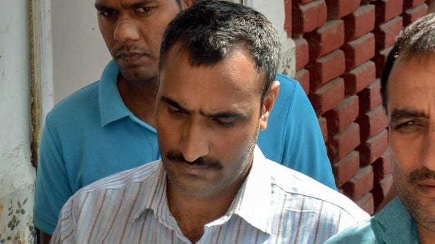 Police take Mahipal Singh, who is accused of shooting a judge's wife and son, to a court, in Gurugram, Sunday, Oct 14, 2018.(PTI)