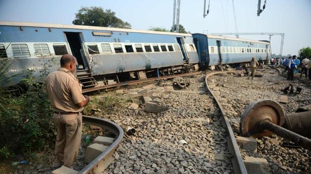 A police personnel stands the site where the engine of the New Farakka Express train derailed along with eight coaches near Harchandpur Railway station in Rae Bareli on October 10, 2018.(AFP File Photo)