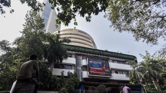 Mumbai, India - Oct. 11, 2018: People watch share prices on a digital broadcast outside the Bombay Stock Exchange (BSE) in Mumbai, India, on Thursday, October 11, 2018. (Photo by Kunal Patil/Hindustan Times)(Kunal Patil/HT Photo)