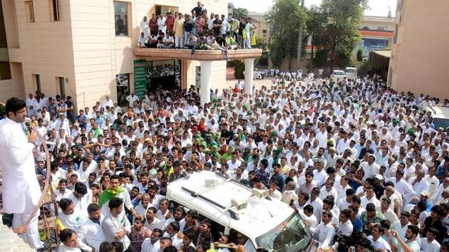Hisar MP Dushyant Chautala addressing his supporters at Chaudhary Devi Lal Sadan in Bhiwani on October 16. (Manoj Dhaka/HT) Hisar MP Dushyant Chautala addressing his supporters at Chaudhary Devi Lal Sadan in Bhiwani on October 16. (Manoj Dhaka/HT)
