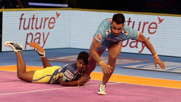 File image of Bengal Warriors’ Maninder Singh in action in the PKL.(PKL Image)
