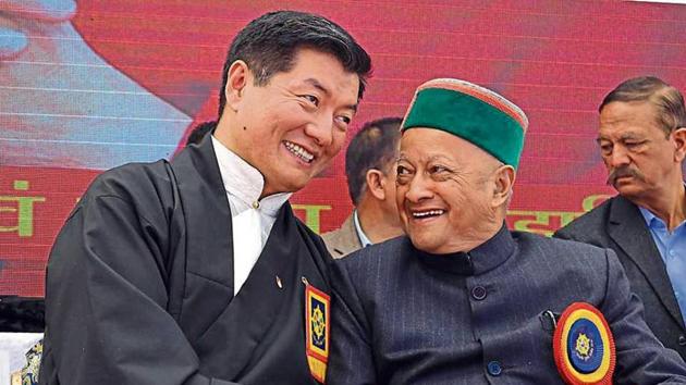Tibetan Prime Minister-in-exile Lobsang Sangay with former Himachal Pradesh chief minister Virbhadra Singh at the ‘Thank You Himachal’ event on The Ridge in Shimla on Monday.(HT Photo)