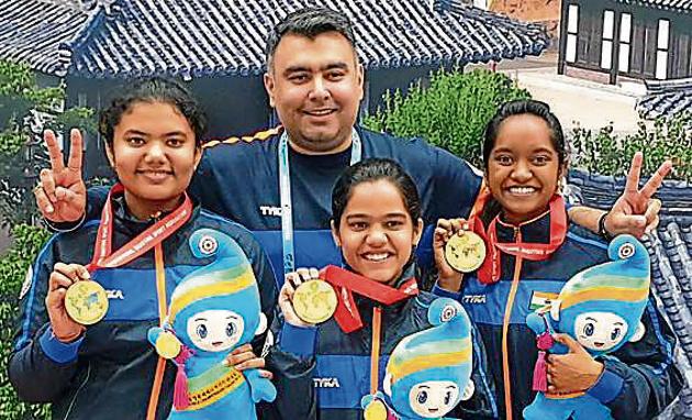 Manini Kaushik, Shreya Agarwal and Elavenil Valarivan, all junior world record holders in the woman’s 10m Air Rifle team event, with Gun for Glory’s Gangan Narang.(HT PHOTO)