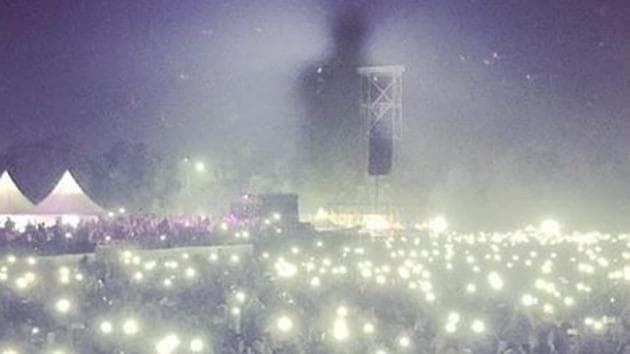 Bryan Adams concert photo shows off Delhi pollution.(Instagram)