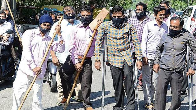 Counter clerks who were sacked by the UT march towards the administrator’s official residence in Chandigarh on Monday.(HT Photo)