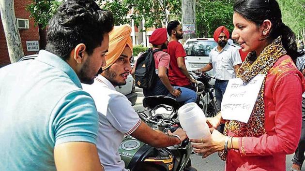 PUCTA members asking for ‘alms’ from students during their ongoing protest against the V-C and the varsity authorities at the Punjabi University in Patiala on Monday.(HT Photo)