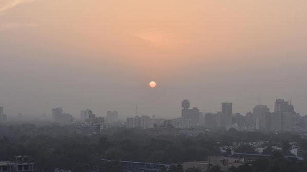 The air quality index (AQI) for Delhi on Monday, October 15, 2018, was 246 (poor category), up from Saunday’s 204., according to CPCB data.(Sonu Mehta/HT PHOTO)