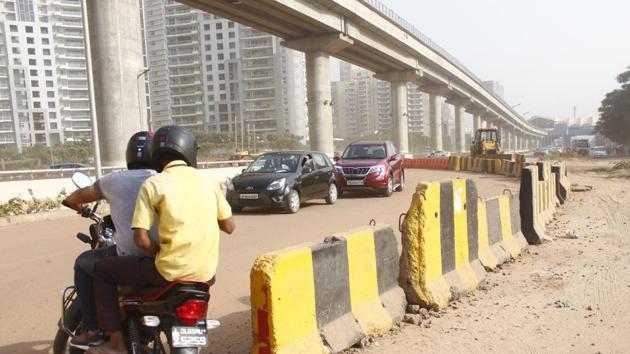 Jersey barriers at Genpact Chowk, one of the three major points on the 8 km Golf Course Road, in Gurugram, where they have been placed to regulate traffic.(Yogendra Kumar/HT PHOTO)