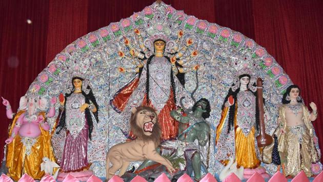 The 79th year of Sarbojanin Durga Puja (Khadki) celebrated by Pune Kali Bari. This is the replica of Dhakineshwar Temple (Kolkata). (HT PHOTO)