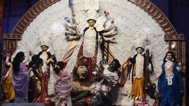 Durga pooja celebration of Bangiya Samskritik Samsad at Congress bhavan. (RAVINDRA JOSHI/HT PHOTO)