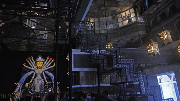 In North Kolkata, the Kashi Bose Durga Puja has modelled this year pandal with a balcony. The artist Pardip Das has used the concept to highlight the importance of verandahs or balconies in the lives of city residents. (Samir Jana / HT Photo) In North Kolkata, the Kashi Bose Durga Puja has modelled this year pandal with a balcony. The artist Pardip Das has used the concept to highlight the importance of verandahs or balconies in the lives of city residents. (Samir Jana / HT Photo)