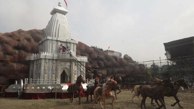 In Central Kolkata, the Santosh Mitra Square 83rd Durga Puja pandal is created as a chariot and has made use of silver worth Rs 40 crore. (Samir Jana / HT Photo) In Central Kolkata, the Santosh Mitra Square 83rd Durga Puja pandal is created as a chariot and has made use of silver worth Rs 40 crore. (Samir Jana / HT Photo)