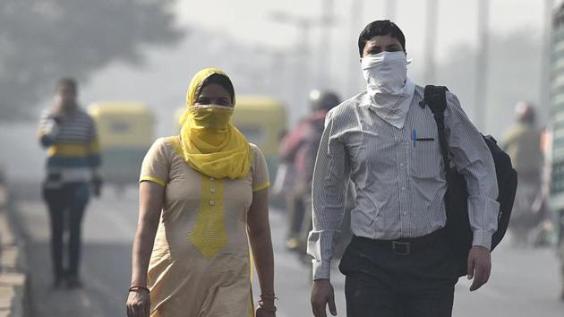 Commuters seen wearing face mask to avoid thick smog in New Delhi.(Raj K Raj/HT File Photo)