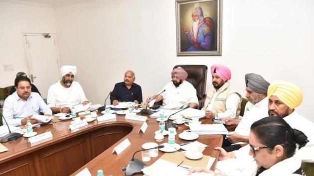 Punjab chief minister Captain Amarinder Singh presiding over a cabinet meeting at the CMO on Wednesday(HT Photo) Punjab chief minister Captain Amarinder Singh presiding over a cabinet meeting at the CMO on Wednesday(HT Photo)