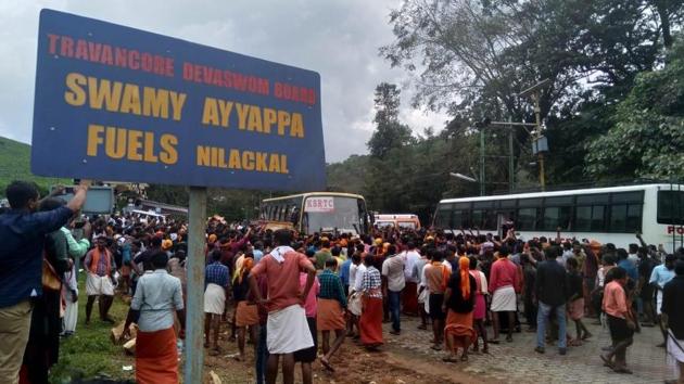 Protestors block vehicles to scan for women at base camp Nilakkal on Wednesday.(Vivek Nair/HT Photo)