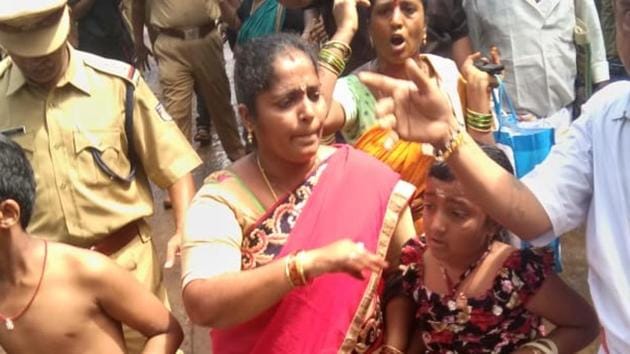 A woman devotee from Andhra Pradesh (in photo) and her family, on their way to the Sabarimala temple, were forced to turn away midway by protesters opposing the entry of women of menstrual age to the hill shrine in Kerala, Wednesday, October 17, 2018.(Vivek Nair / HT Photo)