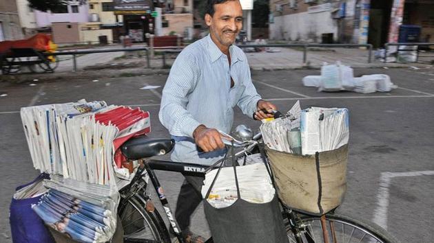 Welcome to the world of newspaper vendors, the faceless soldiers who beat all the odds and race against time to finish their job while the rest of the world is deep in slumber(Photo: Subhashree Nanda/Karun Sharma/HT)