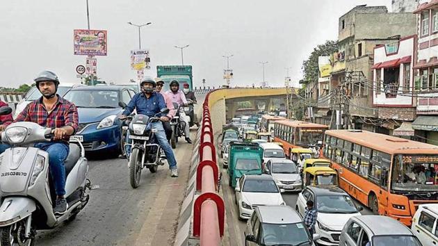 Traffic snarls were witnessed on the Rani Jhansi flyover after it was thrown open to the public on Tuesday.(Sushil Kumar/HT PHOTO)