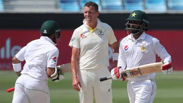 Australian cricketer Peter Siddle (C) reacts on day one of the 1st test cricket match between Australia and Pakistan at the Dubai International Cricket Stadium.(AFP)