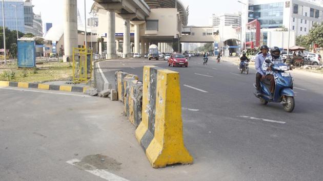 Jersey barriers found at AIT Chowk, one of the three major points on the 8 km Golf Course Road, in Gurugram.(Yogendra Kumar/HT PHOTO)